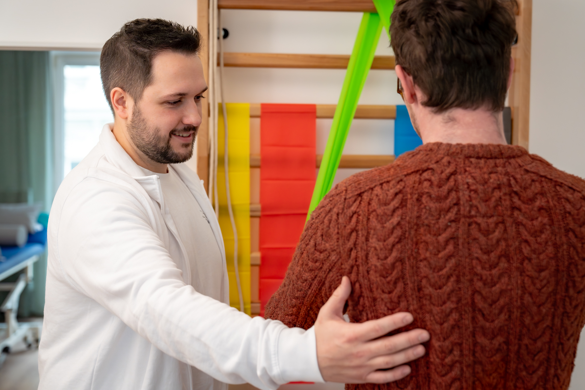 Patrik Schreiber BSc, Kassen-Ergotherapeut in Wien 1030, führt Therapie bei Schulterverletzung durch, Fokus orthopädische Verletzungen