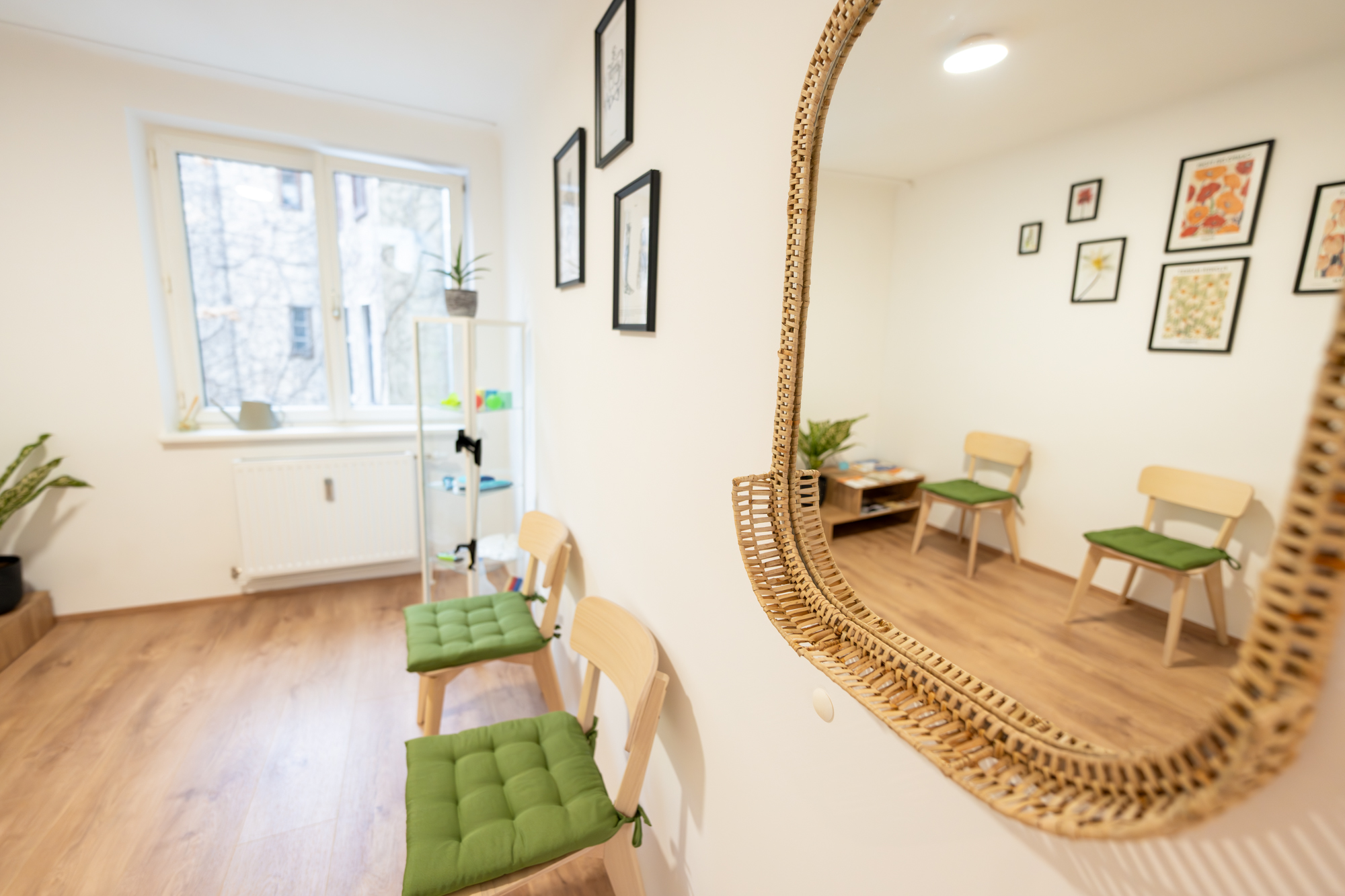 Warteraum Komfortabler Wartebereich in der Ergotherapie-Praxis Schreiber & Wernhart in 1030 Wien - kurze Wartezeiten für Kassenpatient*innen