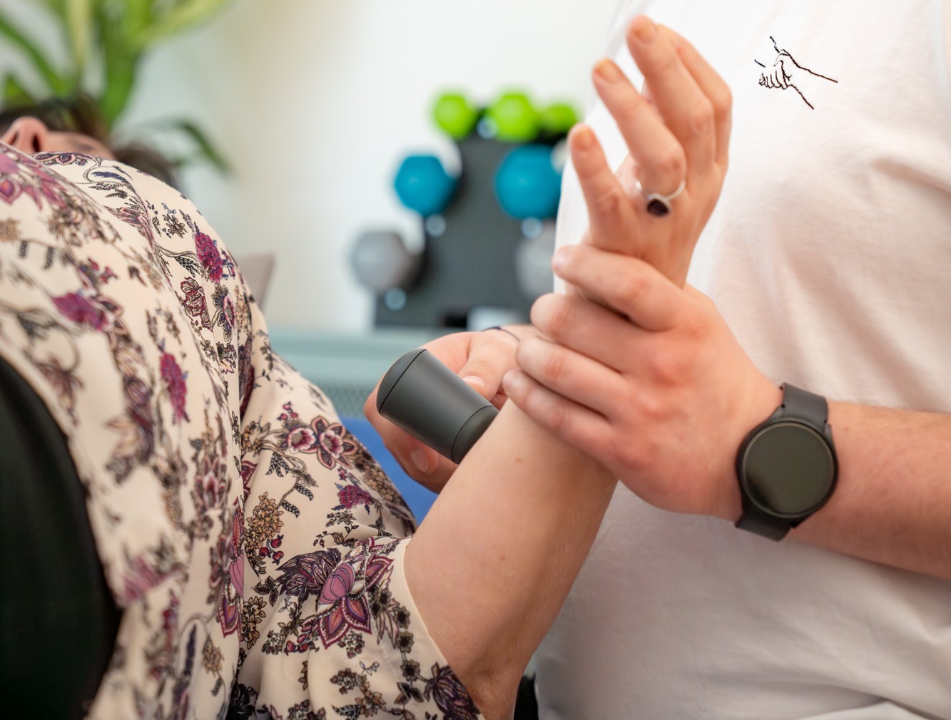 Neurologische Behandlung eines Armes nach Schlaganfall in der Ergotherapie Praxis Schreiber & Wernhart in 1030 Wien auf Krankenkassa