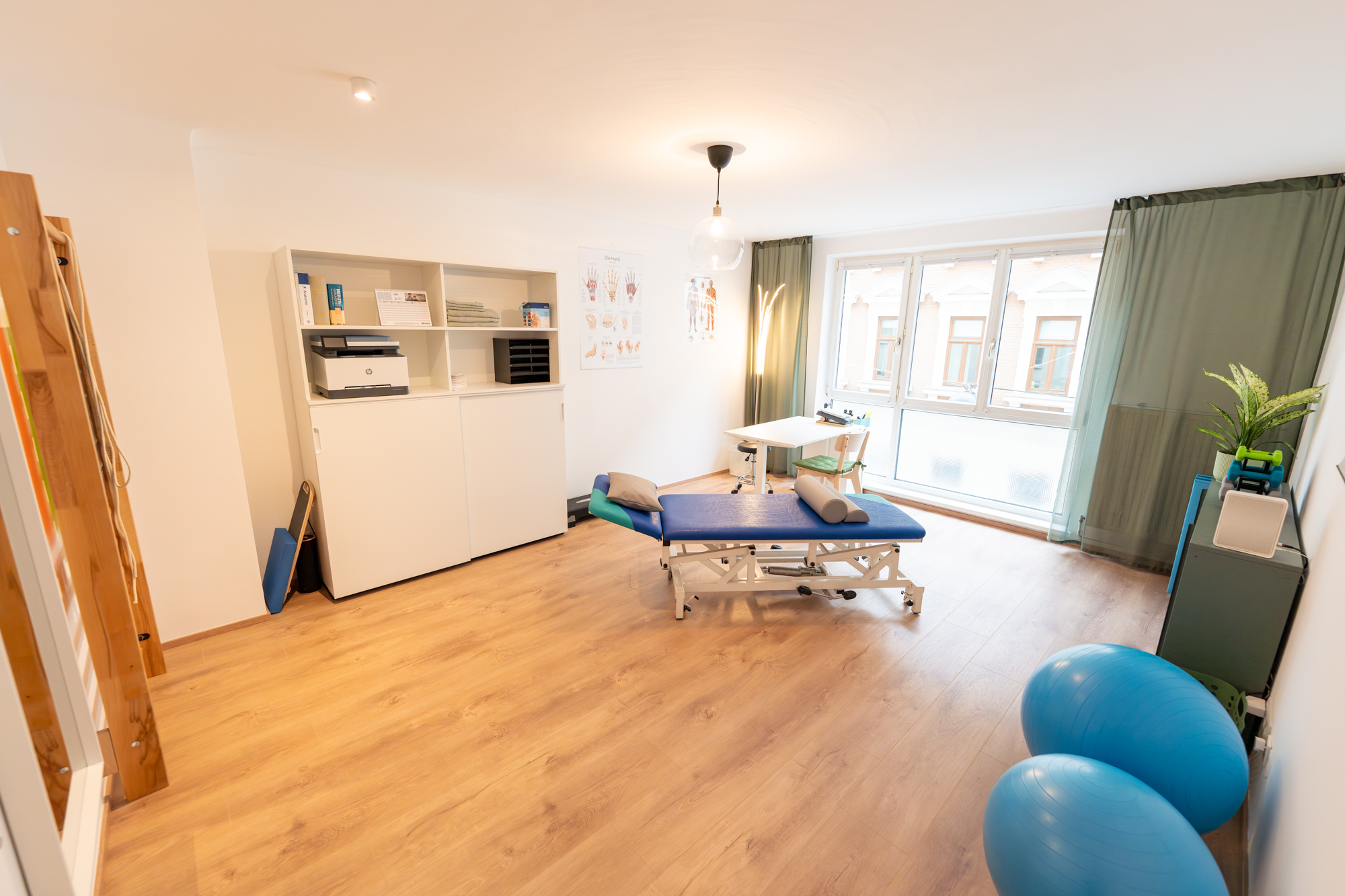 Behandlungsraum 1 Moderner Therapieraum in 1030 Wien - Ergotherapie auf Krankenkassa für Handtherapie, Orthopädie, Neurologie und Geriatrie.